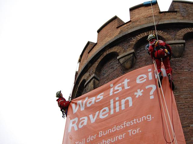 Montage der Werbebanner. Foto: R. Hebenstreit